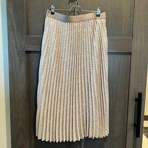 NWOT Elastic waist pleated midi skirt